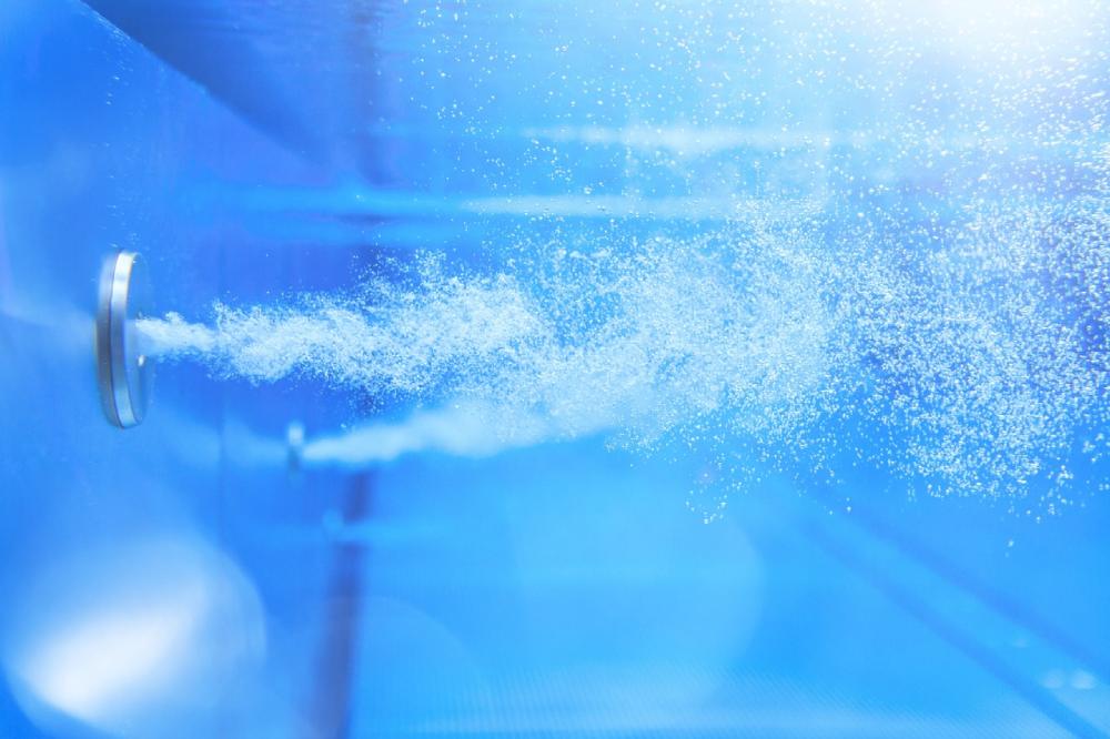 Wasser tritt aus der Düse eines Schwimmbeckens aus