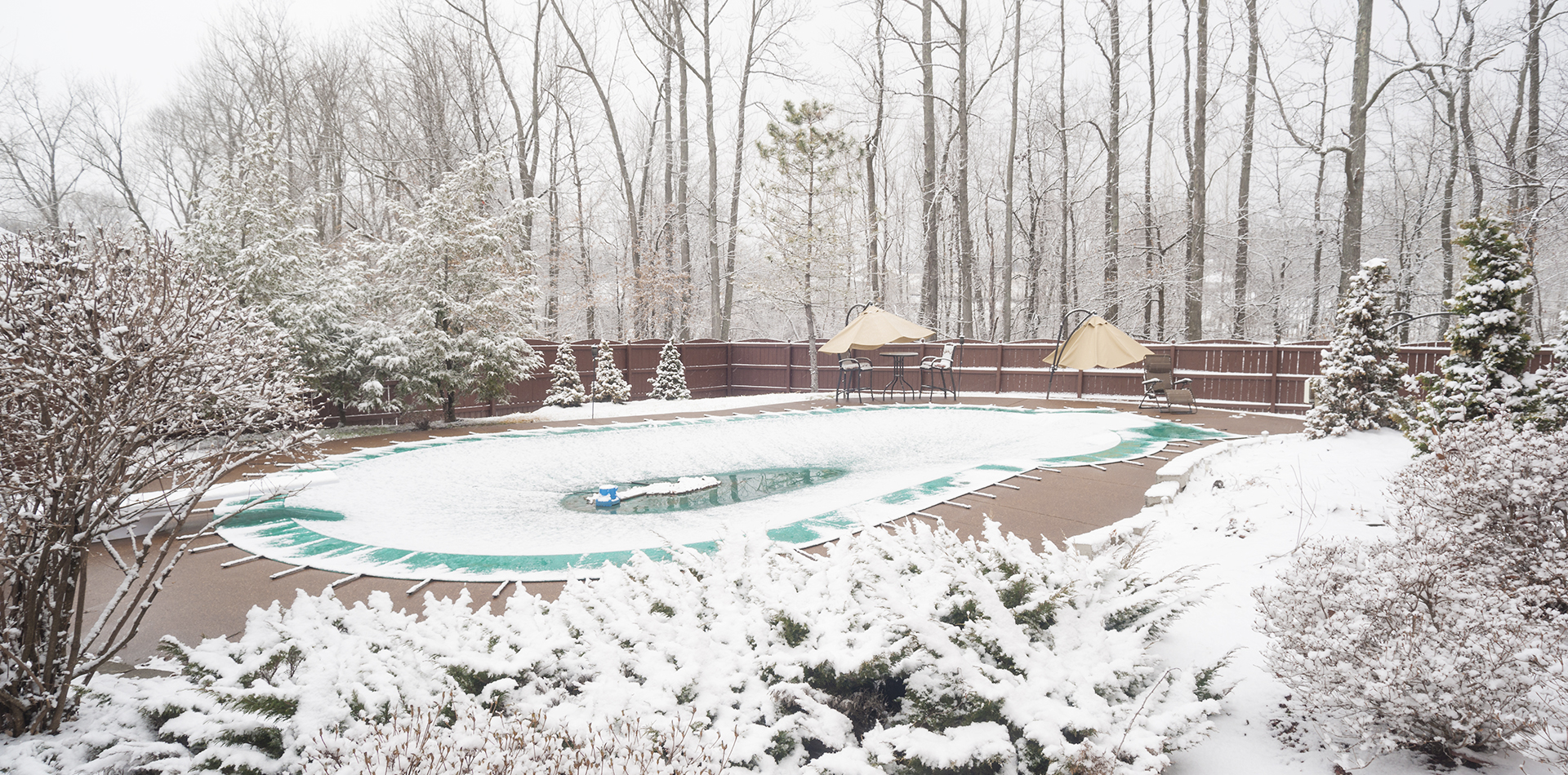 piscine recouverte de neige