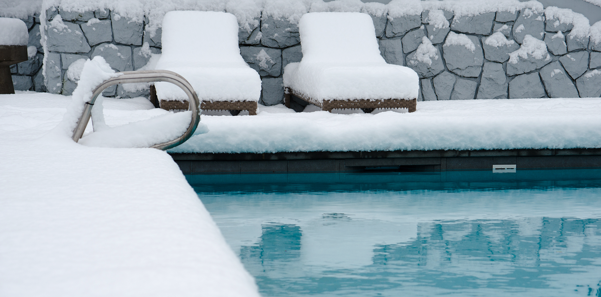 piscine entourée de neige