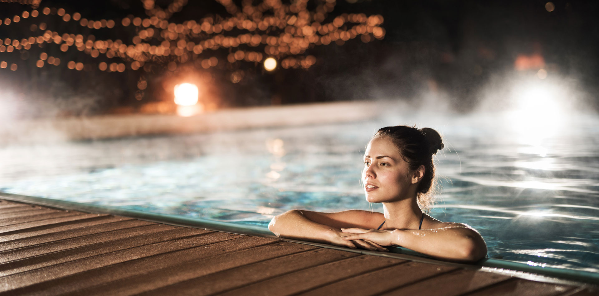 femme qui se baigne le soir dans une piscine chauffée